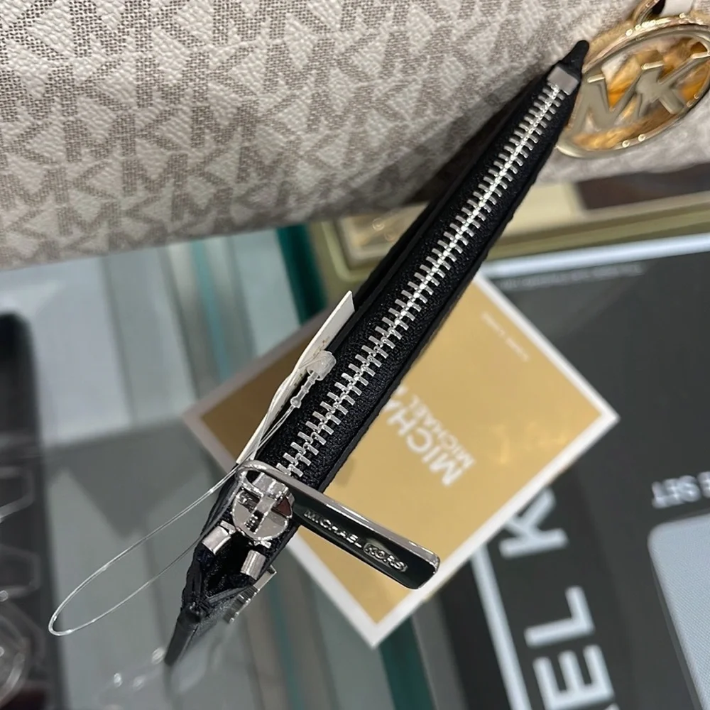 MICHAEL KORS
Jet Set Travel Medium Top Zip Leather Card Case Wallet
Black
NWT - Picture 16 of 16